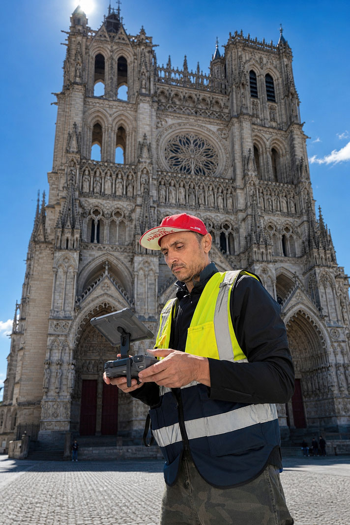Almedin Kramo, télépilote professionnel drone pour Archidrone devant la cathédrale d’Amiens