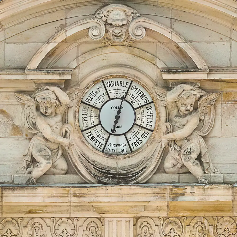 Détail du baromètre et des sculptures de la façade du Casino de Vichy.