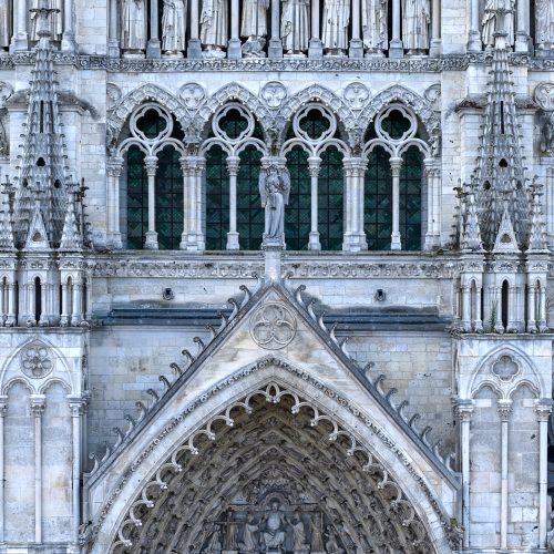 Partie centrale de la façade de la cathédrale Notre-Dame d'Amiens au-dessus du portail principal, photographiée par drone en haute résolution