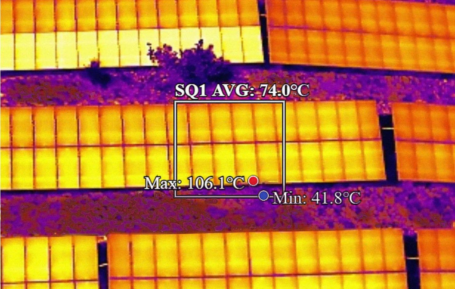 Analyse d’une anomalie thermique sur un panneau photovoltaïque Analyse thermique d’un panneau photovoltaïque réalisée par drone mettant en évidence une différence de température avec les modules voisins.