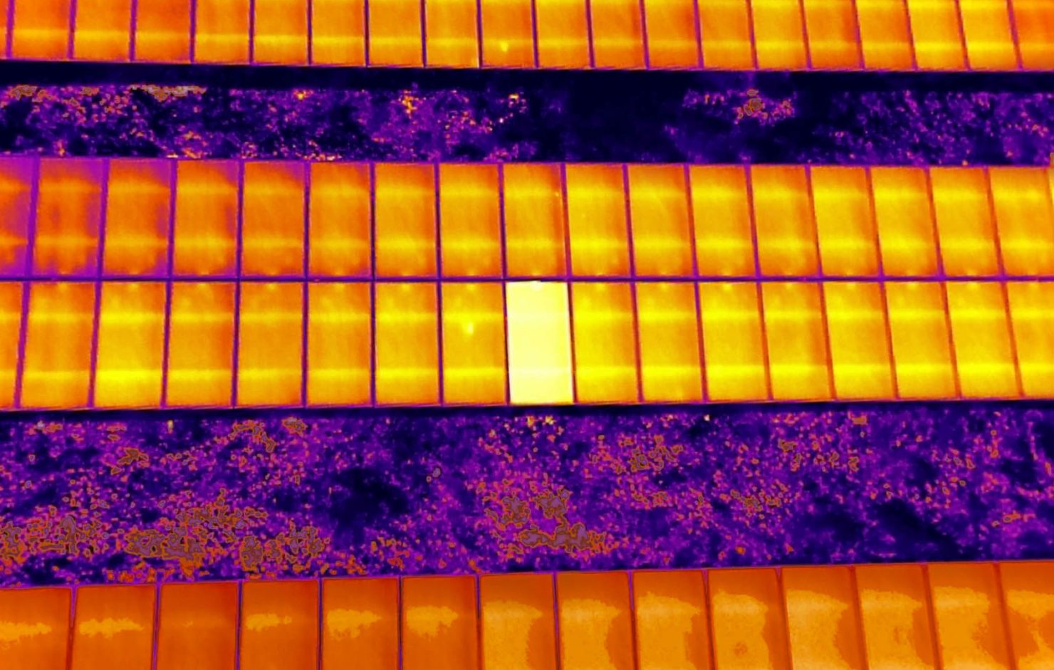 Anomalie thermique détectée sur un panneau photovoltaïque Inspection thermique par drone montrant un panneau photovoltaïque présentant une température plus élevée que les modules voisins.