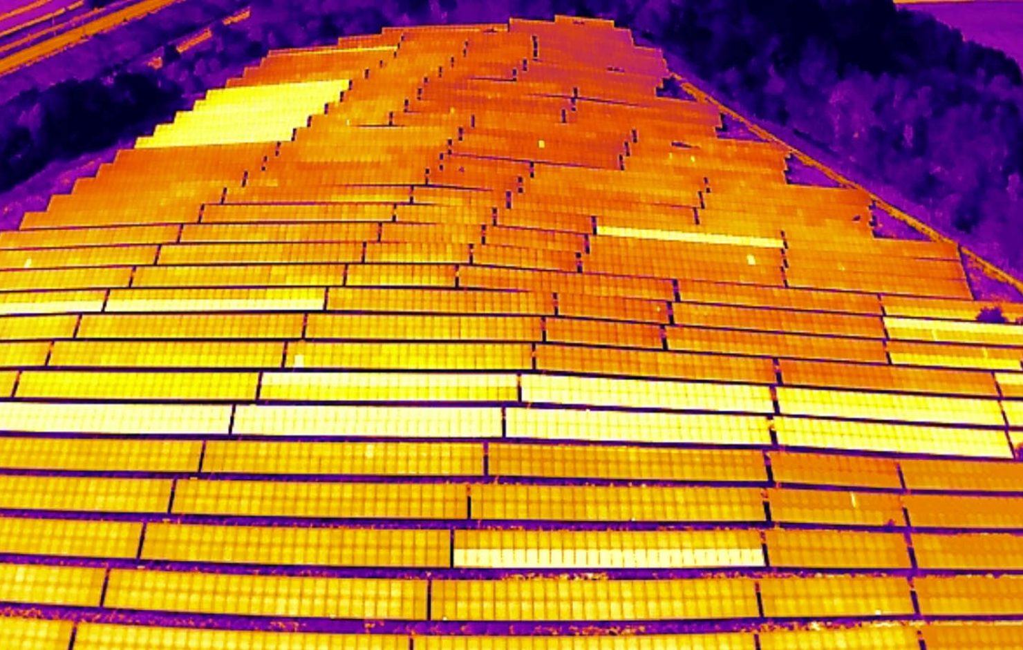 inspection-thermique-centrale-photovoltaique-drone.jpg Vue thermique d’une centrale photovoltaïque réalisée par drone afin de détecter les différences de température entre les panneaux solaires et d’identifier d’éventuelles anomalies thermiques.